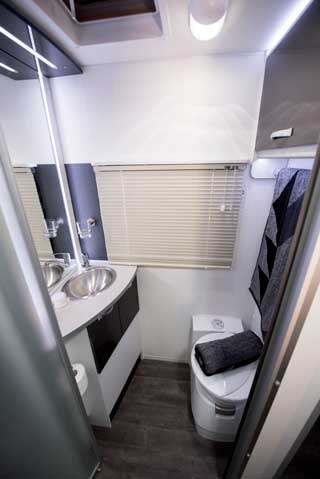 Longreach-CV9536SL_toilet2_M